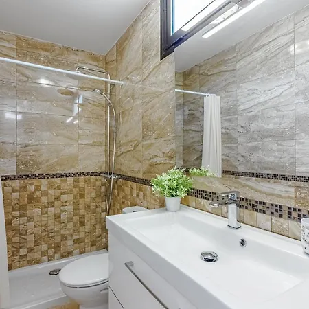 America - 150 Meters From The Beach, Free Wi-fi * Арона